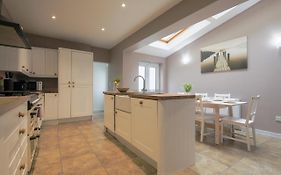 Spacious 4 Bedroom House- Walking Distance To City Centre & Great Backyard
