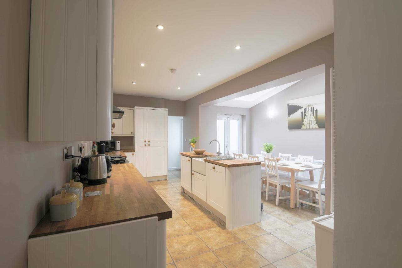 Spacious 4 Bedroom House- Walking Distance To City Centre & Great Backyard Cardiff Exterior photo