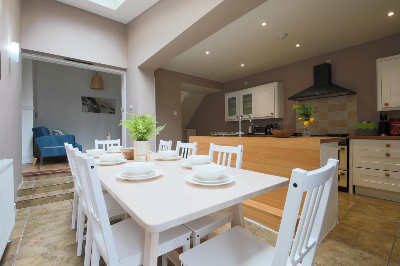 Spacious 4 Bedroom House- Walking Distance To City Centre & Great Backyard Cardiff Exterior photo