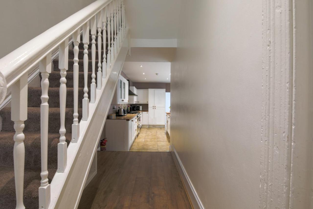 Spacious 4 Bedroom House- Walking Distance To City Centre & Great Backyard Cardiff Exterior photo
