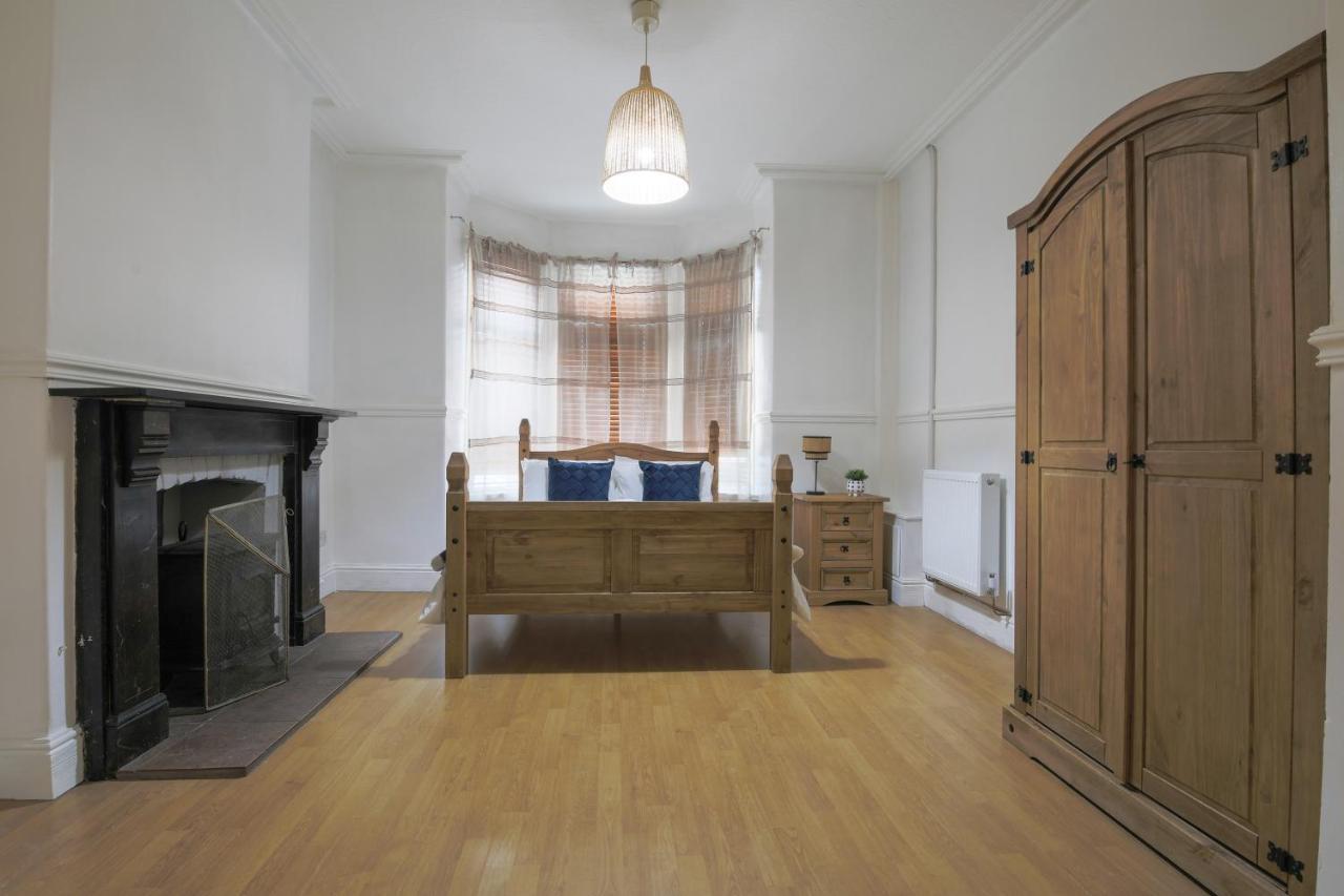Spacious 4 Bedroom House- Walking Distance To City Centre & Great Backyard Cardiff Exterior photo