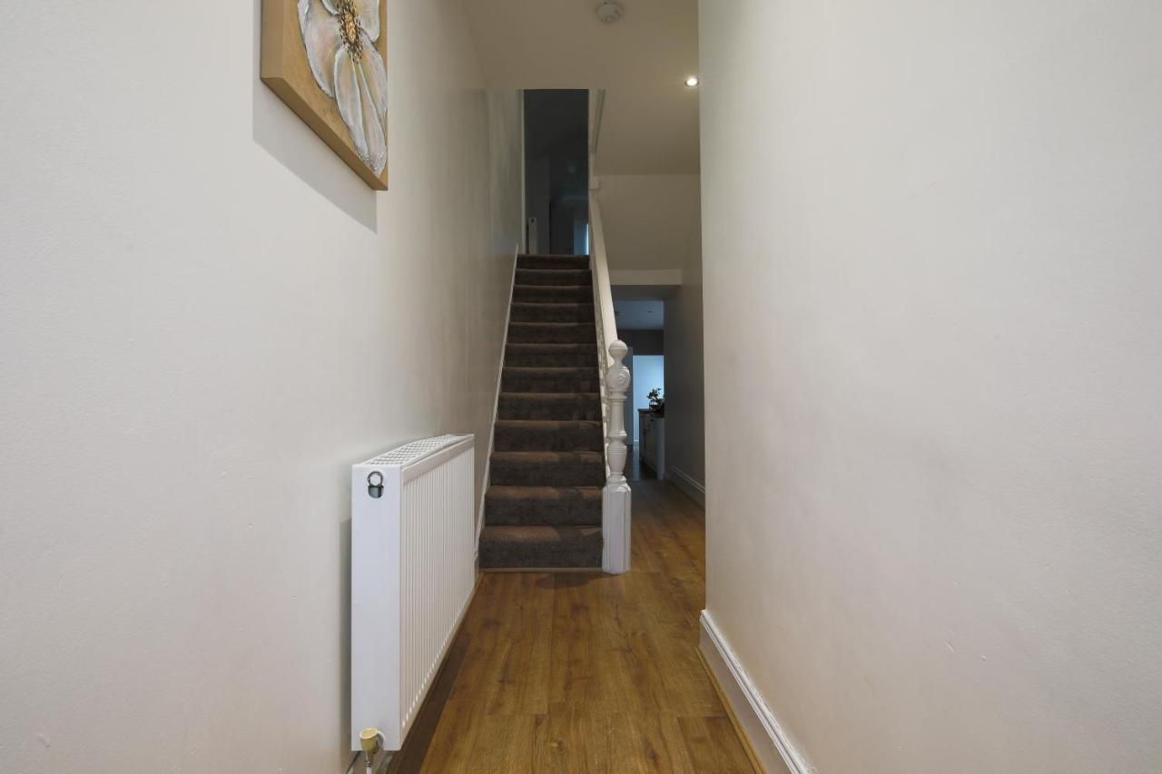 Spacious 4 Bedroom House- Walking Distance To City Centre & Great Backyard Cardiff Exterior photo