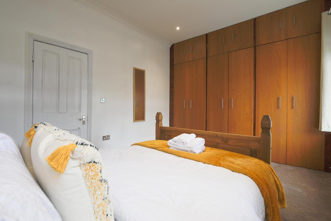 Spacious 4 Bedroom House- Walking Distance To City Centre & Great Backyard Cardiff Exterior photo