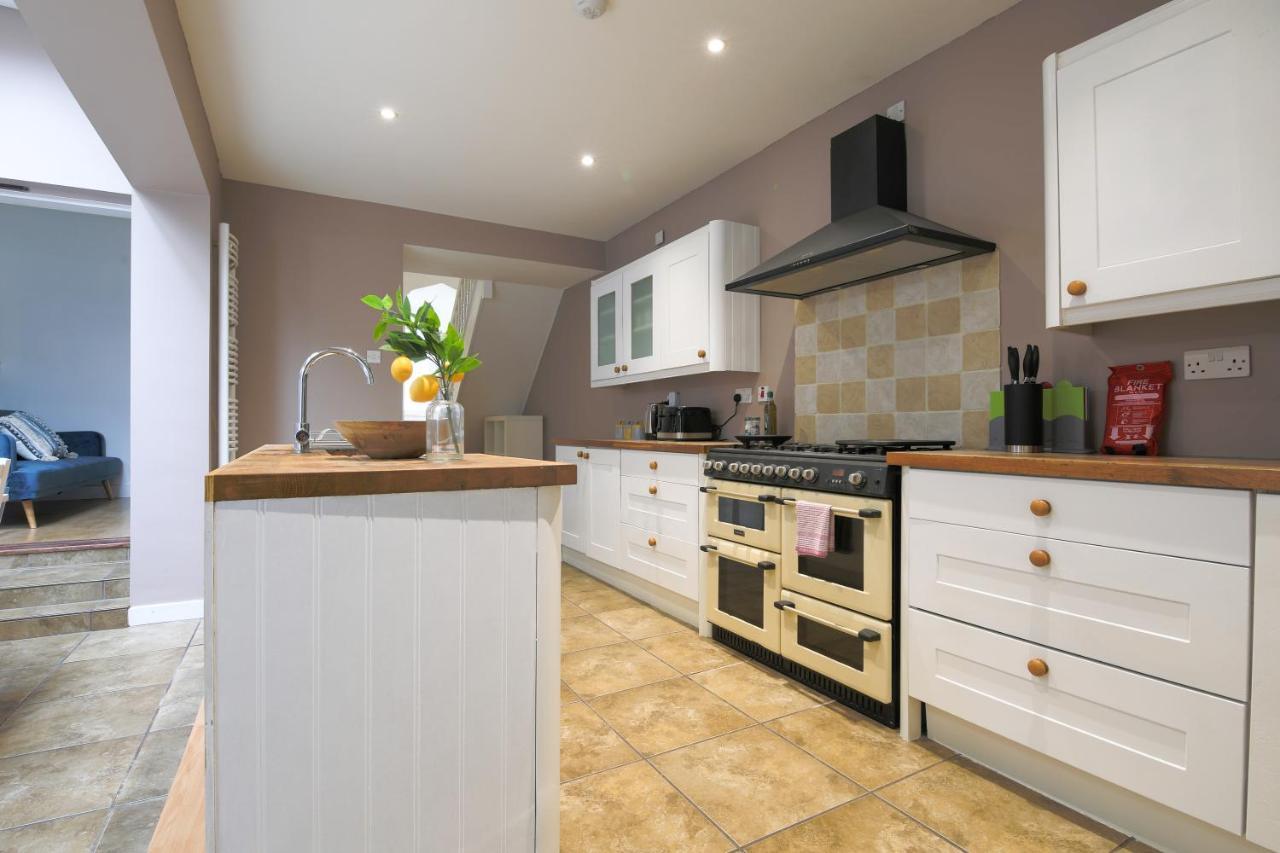 Spacious 4 Bedroom House- Walking Distance To City Centre & Great Backyard Cardiff Exterior photo