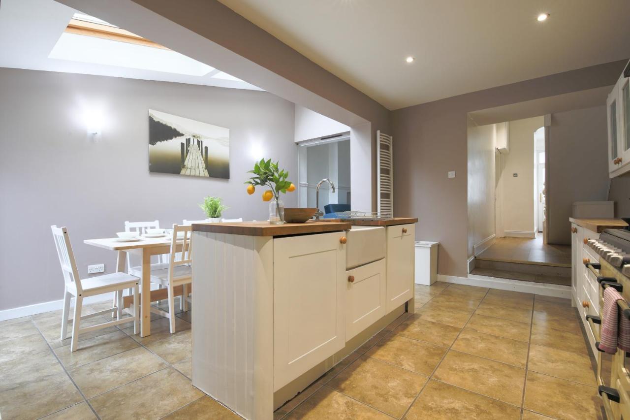 Spacious 4 Bedroom House- Walking Distance To City Centre & Great Backyard Cardiff Exterior photo