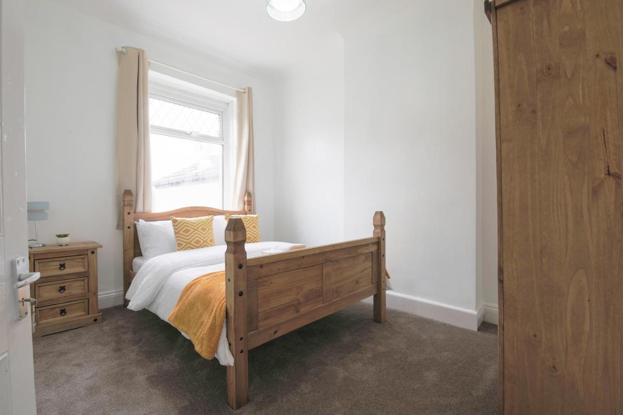 Spacious 4 Bedroom House- Walking Distance To City Centre & Great Backyard Cardiff Exterior photo