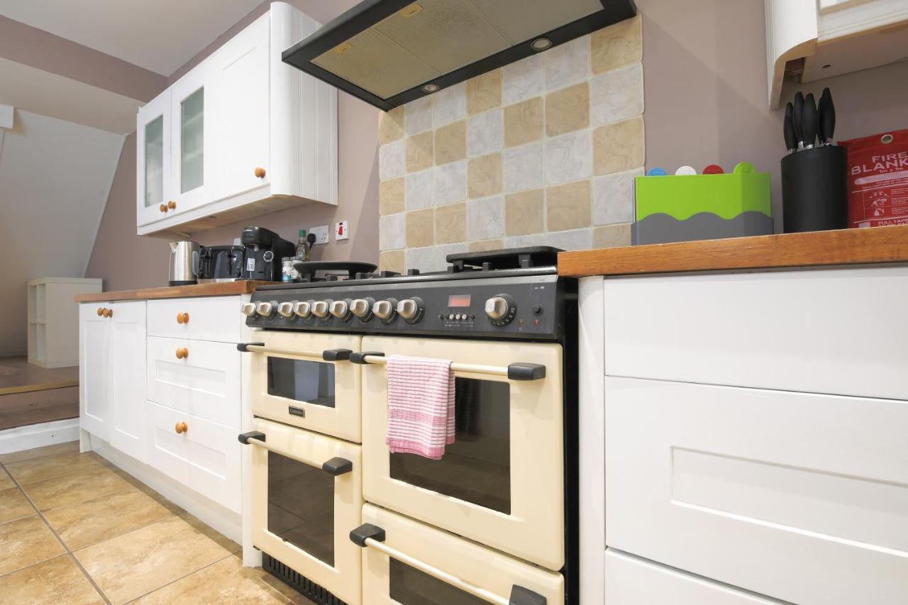 Spacious 4 Bedroom House- Walking Distance To City Centre & Great Backyard Cardiff Exterior photo