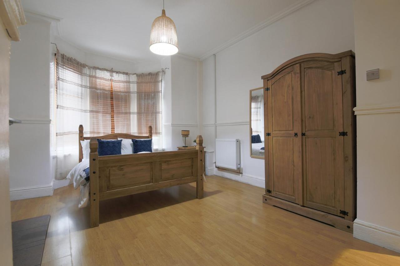 Spacious 4 Bedroom House- Walking Distance To City Centre & Great Backyard Cardiff Exterior photo
