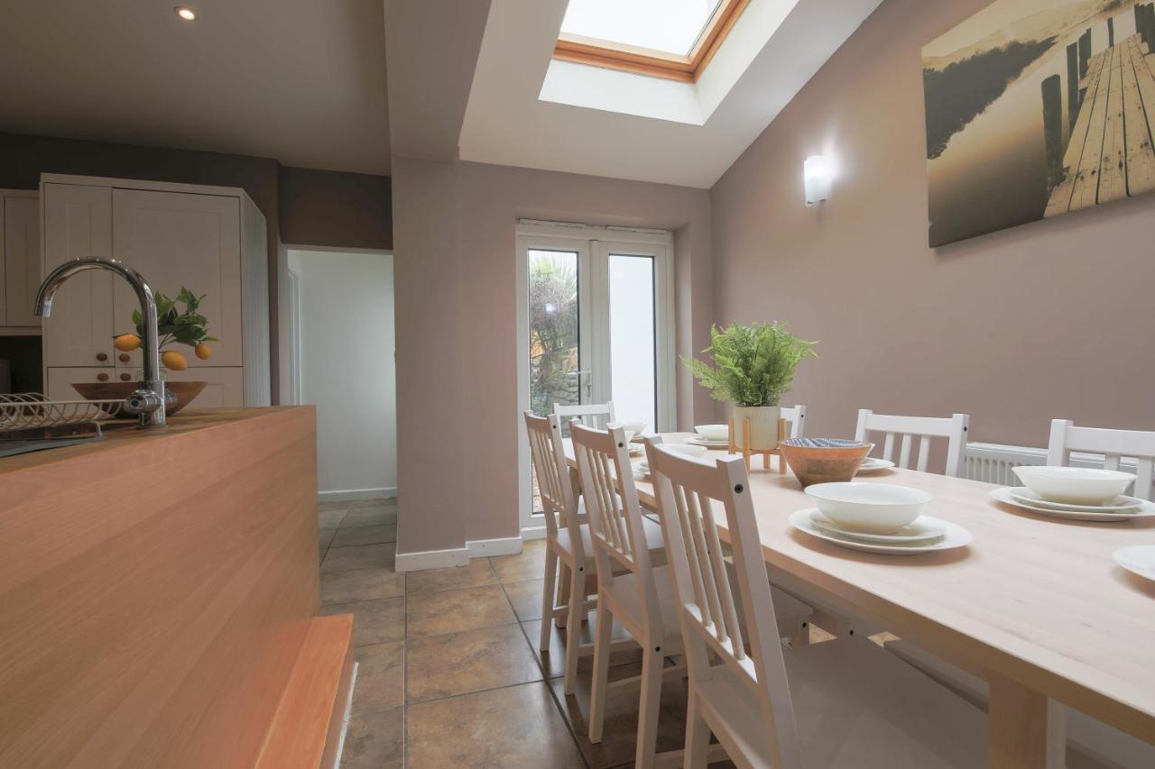 Spacious 4 Bedroom House- Walking Distance To City Centre & Great Backyard Cardiff Exterior photo