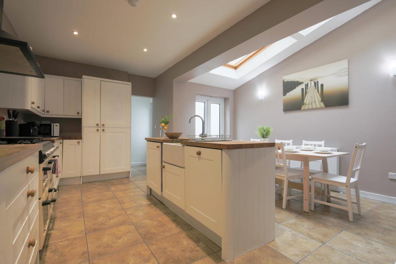 Spacious 4 Bedroom House- Walking Distance To City Centre & Great Backyard Cardiff Exterior photo